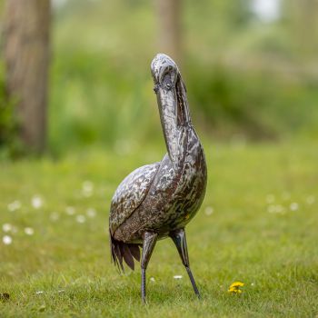 Metalen tuinbeeld van een pelikaan, gemaakt door een Afrikaanse kunstenaar. 